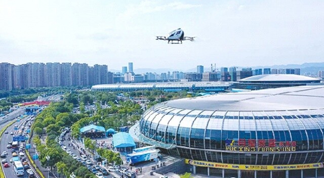 Çin&#039;de sürücüsüz drone taksi uçtu