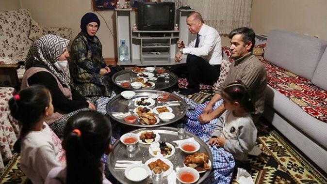 Cumhurbaşkanı Erdoğan, yer sofrasında iftar yaptı