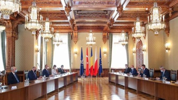 Dışişleri Bakanı Çavuşoğlu, Romanya Cumhurbaşkanı ile görüştü