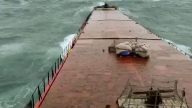Filipinler&#039;de tayfunun sürüklediği ve su alan kargo gemisi karaya oturdu: 4 ölü, 9 kayıp
