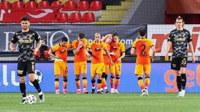 Göztepe&#039;yi 3-1 mağlup eden Galatasaray, lider Beşiktaş&#039;la puan farkını 6&#039;ya indirdi