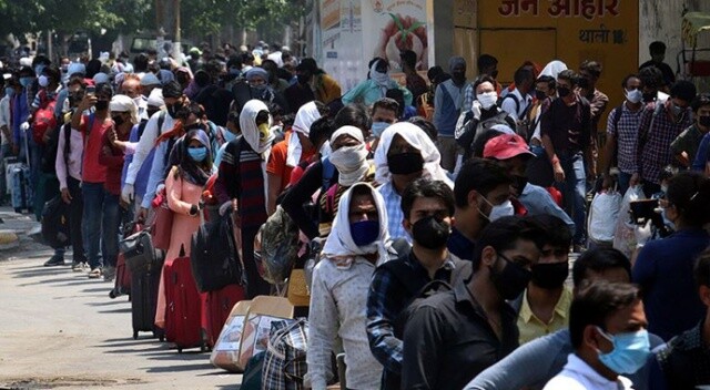 Hindistan’da koronadan ölenler toplu olarak yakıldı