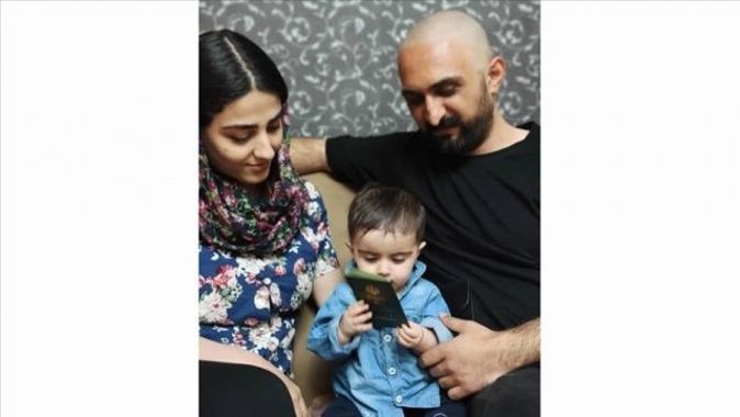 İran&#039;da Azerbaycan Türkü aile, bebekleri için Türkçe isim yazılı kimlik mücadelesini 9 ay sonra kazandı