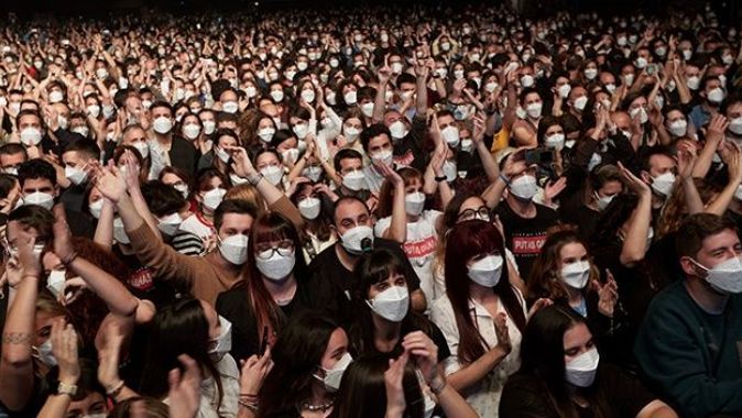 İspanya’da sosyal mesafesiz konsere katılanlarda enfeksiyon belirtisi görülmedi