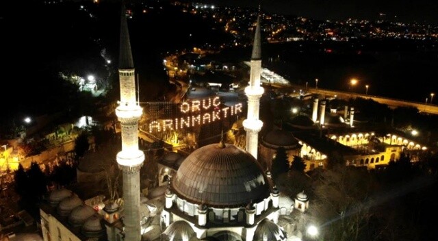 İstanbul&#039;da camiler Ramazan ayının başlangıcı ile birlikte mahyalarla süslendi