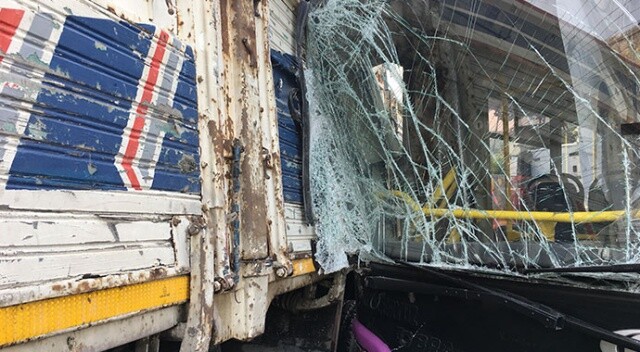 İstanbul&#039;da faciadan dönüldü! Otobüs ile kamyon birbirine girdi