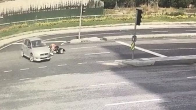 İstanbul’da feci kaza: Motosikletli kadın kurye takla attı