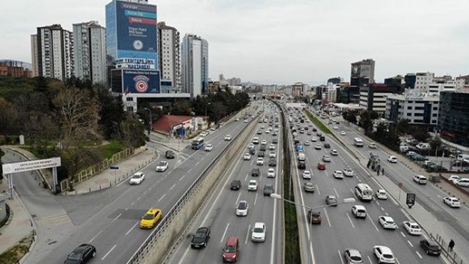 İstanbul&#039;da ilk iftar öncesi trafik yoğunluğu