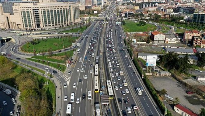 İstanbul&#039;da kısmi kapanmaya saatler kala trafik yoğunluğu oluştu