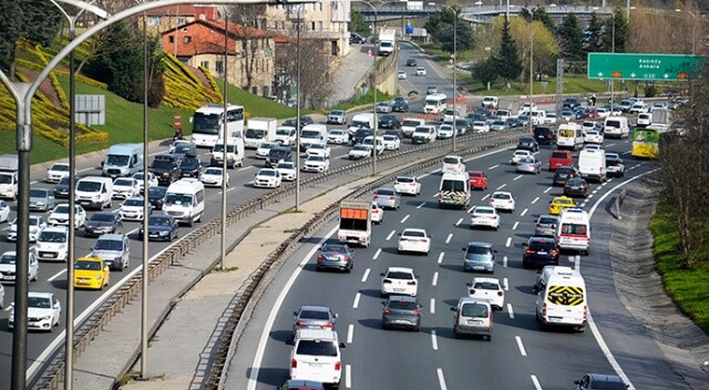 İstanbul&#039;da sokağa çıkma kısıtlaması öncesinde trafik yoğunluğu yaşanıyor