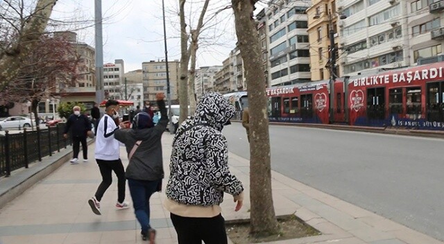 İstanbul’un göbeğinde dilenci kadınlarla gencin “taciz” kovalamacası kamerada
