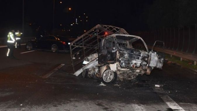 İzmir&#039;de otomobil kamyonete çarptı: 2 yaralı