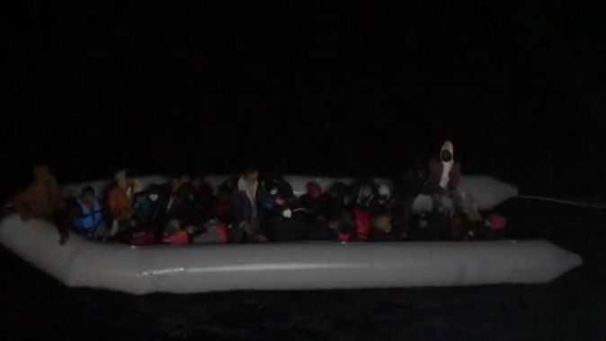 İzmir&#039;de Türk kara sularına itilen 64 sığınmacı kurtarıldı