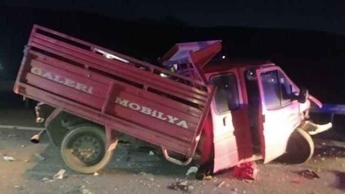 Kırıkkale&#039;de kamyon ve kamyonet çarpıştı, ölü ve yaralılar var
