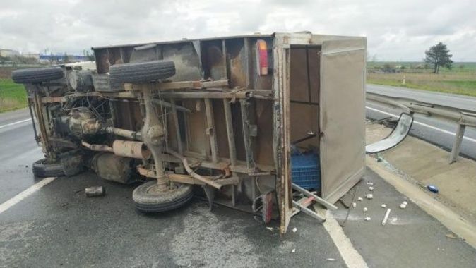 Kırklareli’de refüje çarpan kamyonet devrildi: 2 yaralı