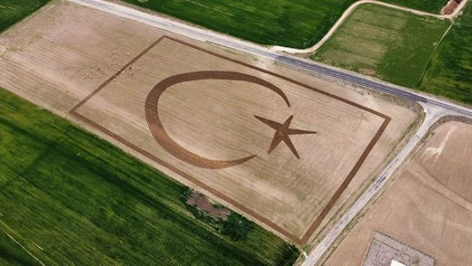 Kırşehirli çiftçi, 50 dönümlük tarlasına traktörle Türk bayrağı çizdi