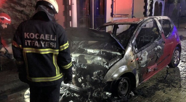 Kocaeli&#039;de park halindeki otomobil alev alev yandı