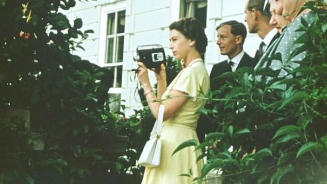 Kraliçe Elizabeth’i hiç böyle görmediniz: Şimdiye kadar yayımlanmamış fotoğrafları ortaya çıktı