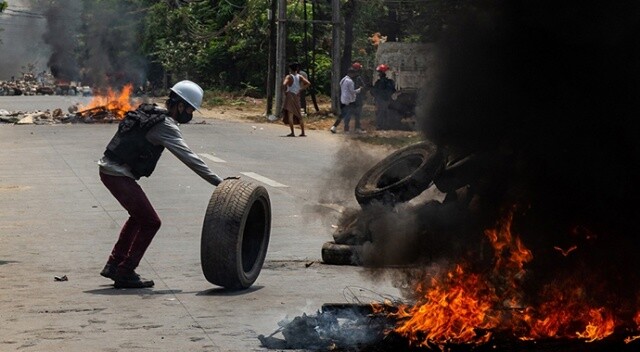 Myanmar&#039;da protestocular polis karakoluna saldırdı: 7 ölü
