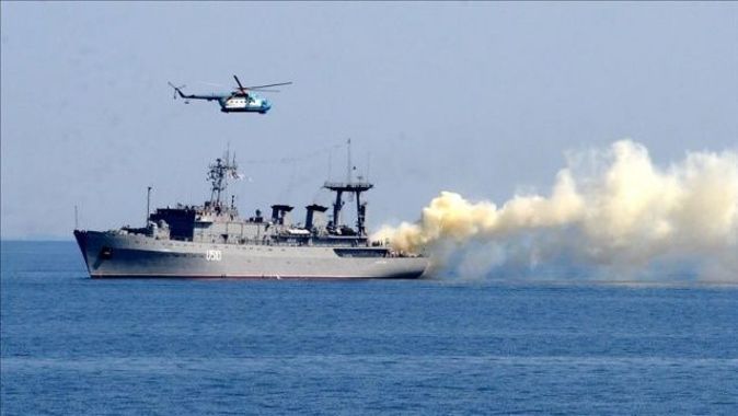 Rus savaş gemileri Karadeniz&#039;de tatbikata başladı