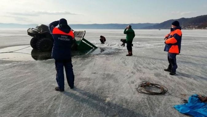 Rusya&#039;da 2 askeri kamyon Baykal Gölü&#039;ne gömüldü