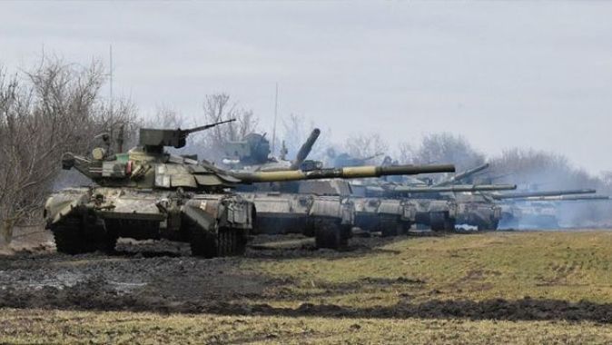 Rusya, Ukrayna sınırına yığdığı tanklarına &#039;taarruz şeritleri&#039; çekti