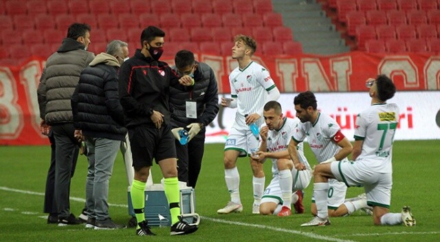 Samsunspor ile Bursasporlu futbolcular maç sırasında oruç açtı
