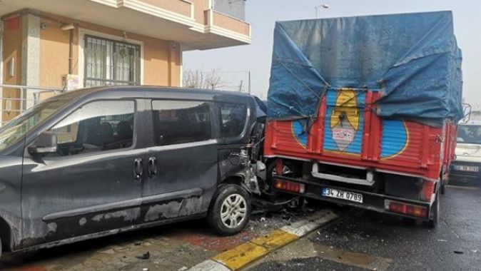 Sancaktepe&#039;de seyir halindeyken bayılan kamyon sürücüsü 5 araca çarptı