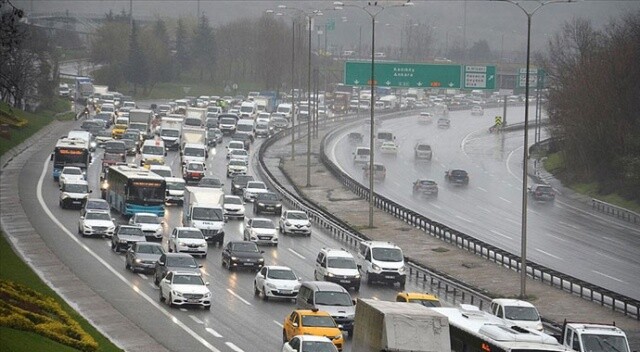 Sokağa çıkma kısıtlaması sona erdi, İstanbul&#039;da trafik yoğunluğu arttı