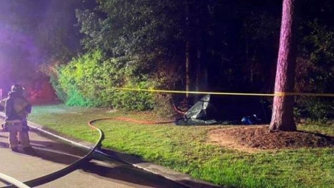 Sürücüsüz Tesla ağaca çarpıp küle döndü: 2 ölü