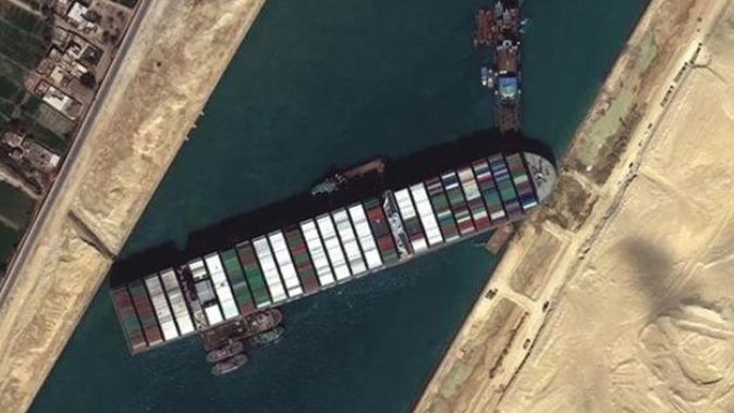 Süveyş Kanalı&#039;nda karaya oturan geminin operatör şirketi, Mısır&#039;ın alıkoyma kararını eleştirdi