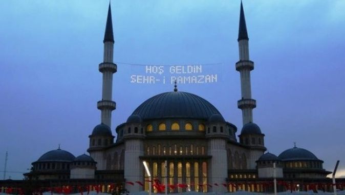 Taksim Camii mahyalar ile süslendi