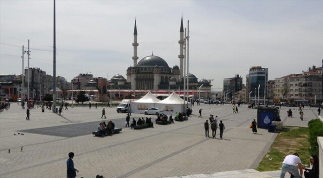 Taksim’de 1 Mayıs tedbirleri: Polis barikatları getirildi