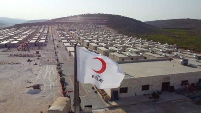 Türk Kızılay, İdlib&#039;de inşasını tamamladığı briket evlere aileleri yerleştiriyor