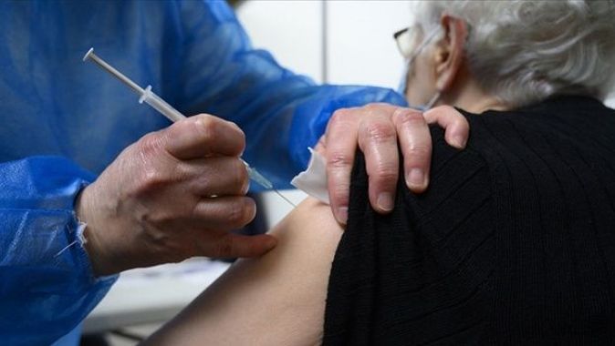 AB Komisyonu, üye ülkelere AB onaylı aşıları yaptıranlara seyahat kısıtlamalarını kaldırmalarını önerdi