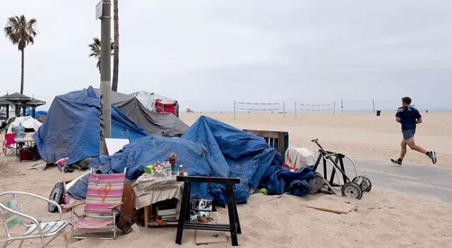 ABD’nin meşhur plajında evsiz istilası: Çöp, suç, uyuşturucu…
