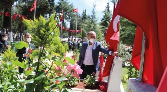 Adalet Bakanı Gül, annesinin mezarını ziyaret etti