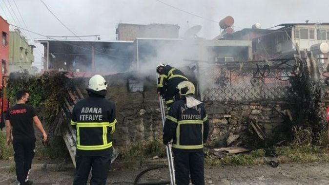 Adana&#039;da bir evin deposunda yangın