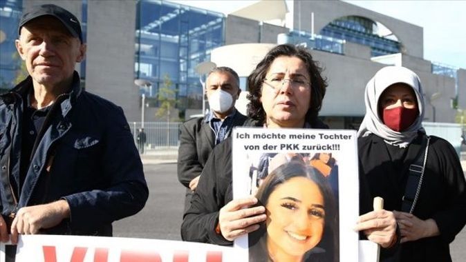Almanya&#039;da PKK&#039;nın kaçırdığı kızın annesi eylemine Başbakanlık önünde devam ediyor