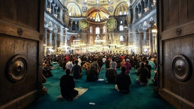Ayasofya Camii&#039;nde 87 yıl sonra ilk Ramazan Bayramı namazı kılındı