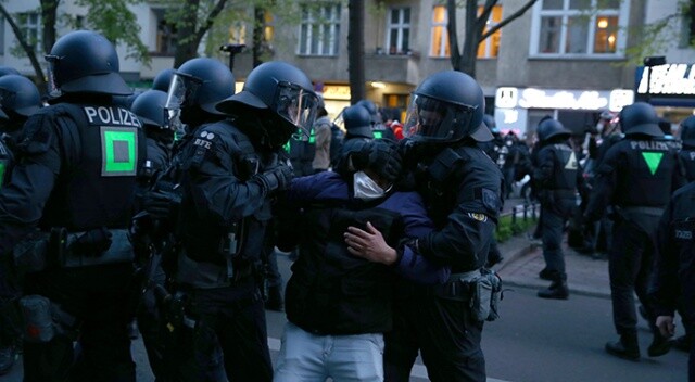 Berlin’deki 1 Mayıs gösterilerinde en az 93 polis yaralandı