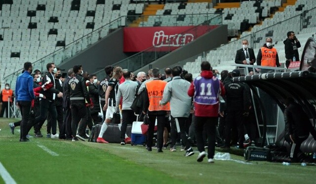 Beşiktaş&#039;ta maç bitti, saha kenarı karıştı