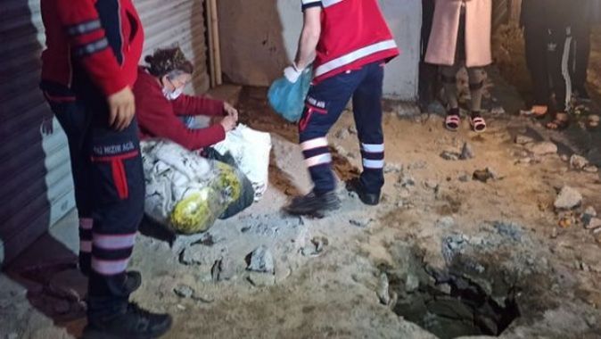 Beyoğlu&#039;nda kanalizasyon çukuruna düşen kadın kurtarıldı