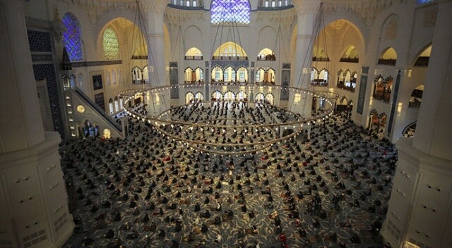 Büyük Çamlıca Camii&#039;nde bayram namazı kılındı