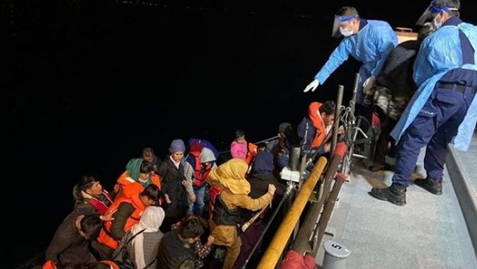 Çanakkale açıklarında Türk kara sularına itilen 29 sığınmacı kurtarıldı