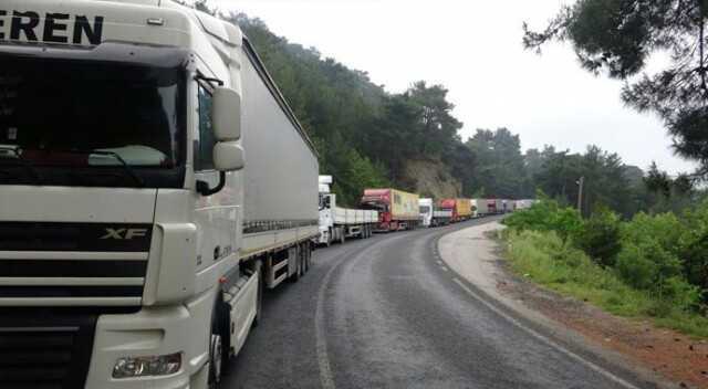 Çanakkale-İzmir yolu ulaşıma kapandı! 10 kilometrelik kuyruk oluştu