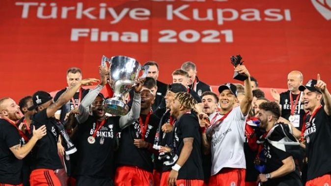 Çift kupalı Beşiktaş İstanbul&#039;a döndü