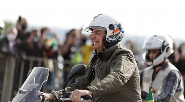 Covid’i umursamayan Brezilya lideri Bolsonaro kalabalık motosiklet etkinliğine katıldı