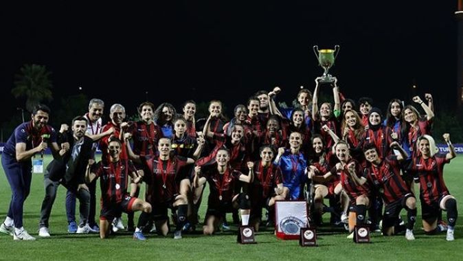 Cumhurbaşkanı Erdoğan, Beşiktaş Vodafone Kadın Futbol Takımı&#039;nı kutladı