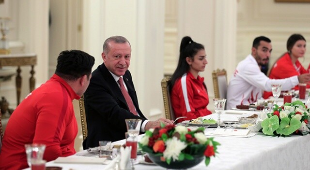Erdoğan, madalya kazanan milli sporcularla iftar yaptı